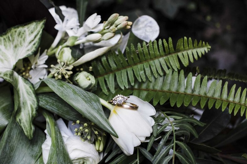 Bouquet nuziale con fiori bianchi e foglie verdi, perfetto per matrimoni eleganti. abito sposa misura California
