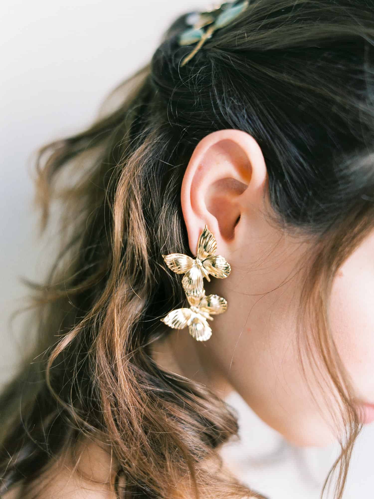Coda di capelli con accessori da sposa dorati e dettagli floreali, perfetta per un matrimonio elegante accessori da sposa Milano